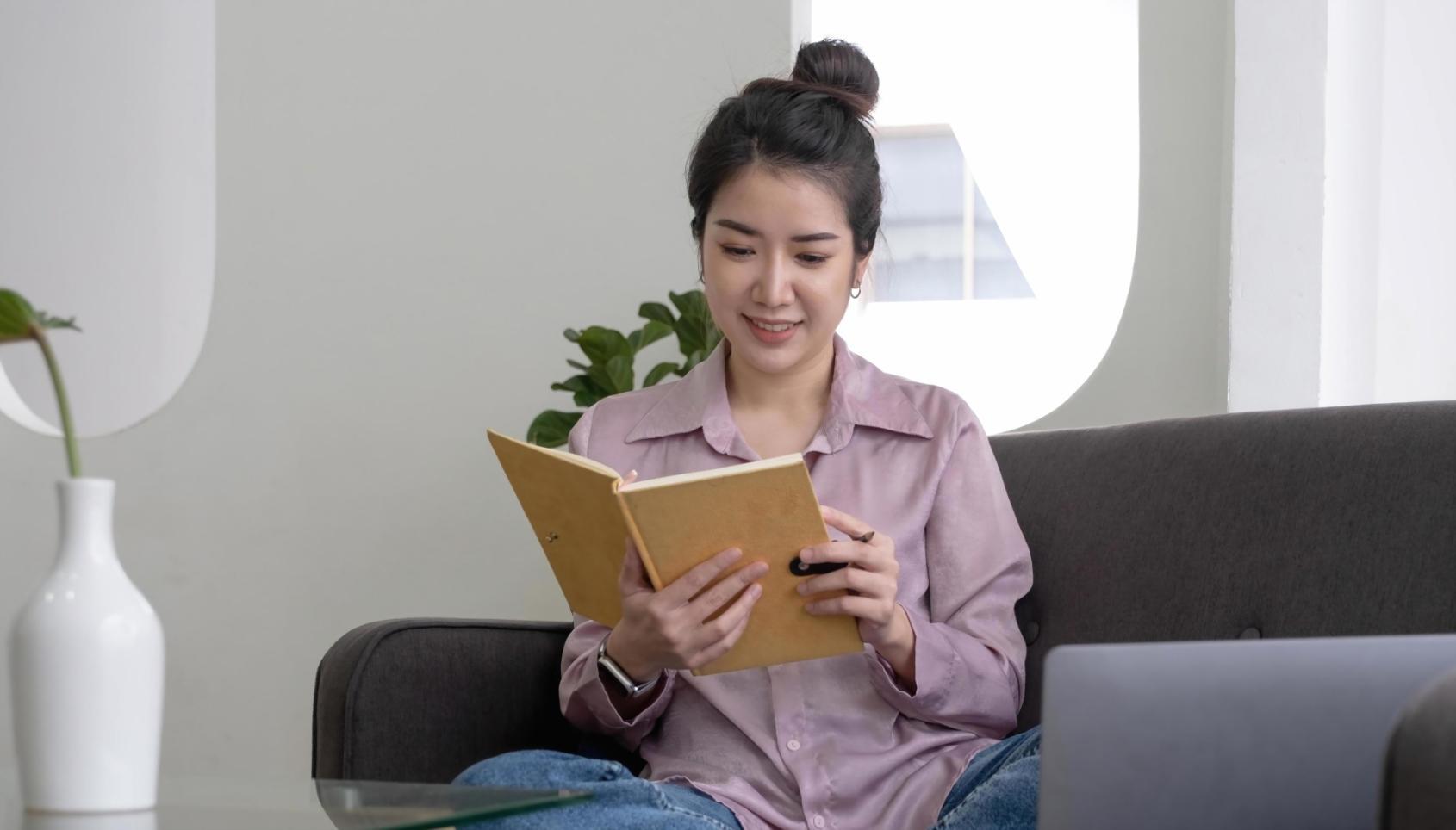 Equipo empresarial trabajando en análisis financiero colaborativo