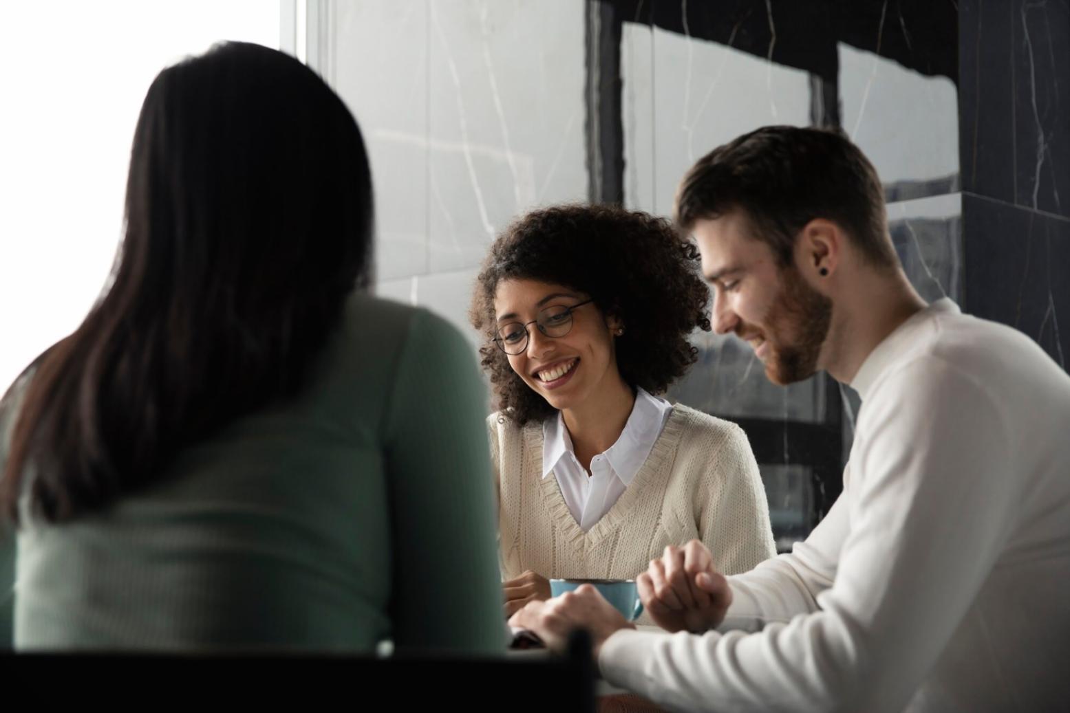 Equipo de analistas trabajando en análisis financieros