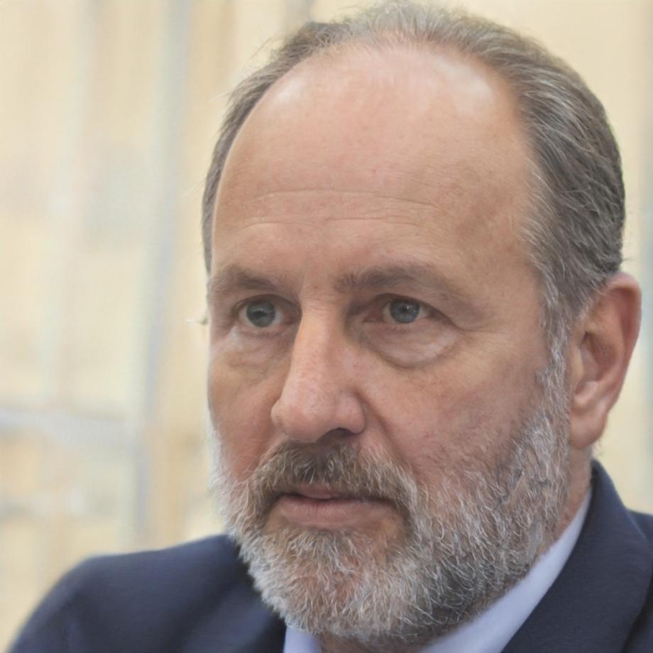 Retrato profesional de Arnau Castelló, especialista en análisis financiero